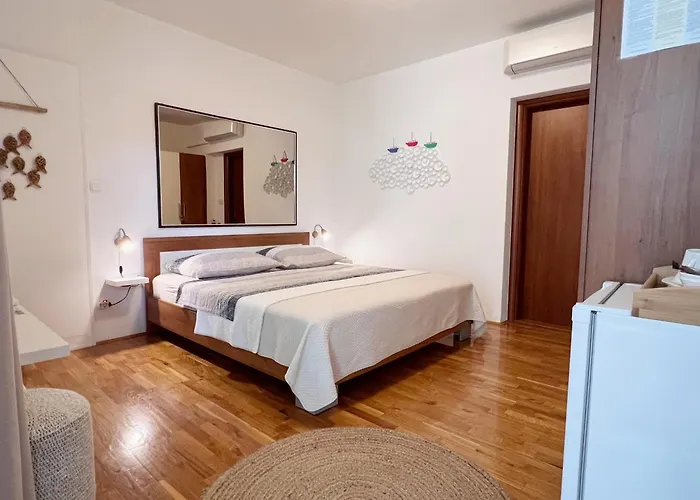 Affittacamere Tai - Spacious And Comfy With Private Terrace Hvar Town