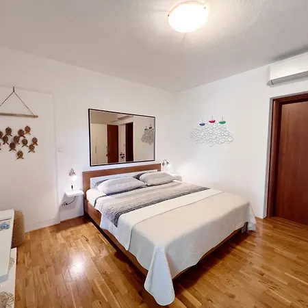 Tai - Spacious And Comfy With Private Terrace Hvar Town
