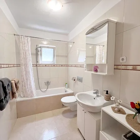 Tai - Spacious And Comfy With Private Terrace 흐바르